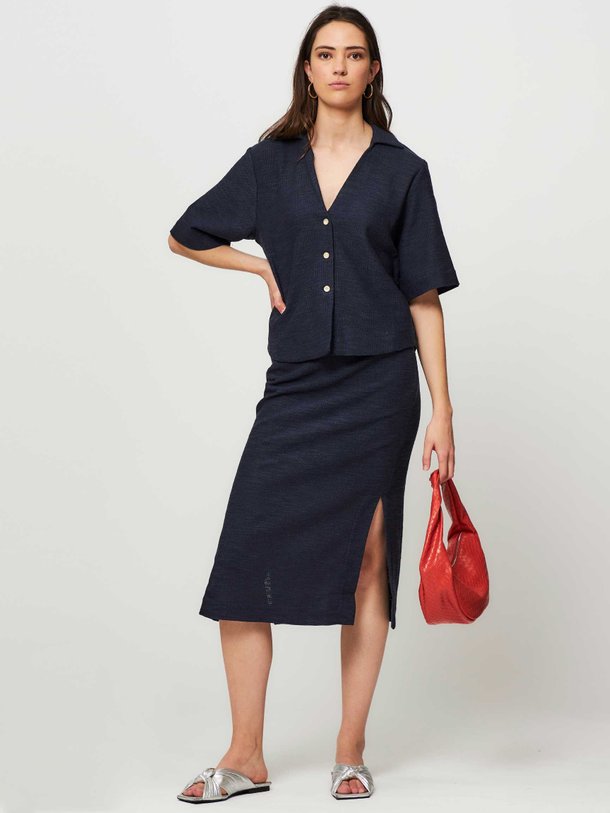 Ontdek de Clementine katoenmix kokerrok met structuur van Won Hundred in de kleur donkerblauw bij Orangebag. Op werkdagen voor 21:45 besteld, morgen in huis.