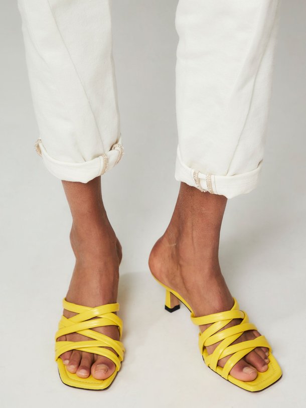 Ontdek de Ariana lederen sandalen van Ivylee Copenhagen in de kleur geel bij Orangebag. Op werkdagen voor 21:45 besteld, morgen in huis.