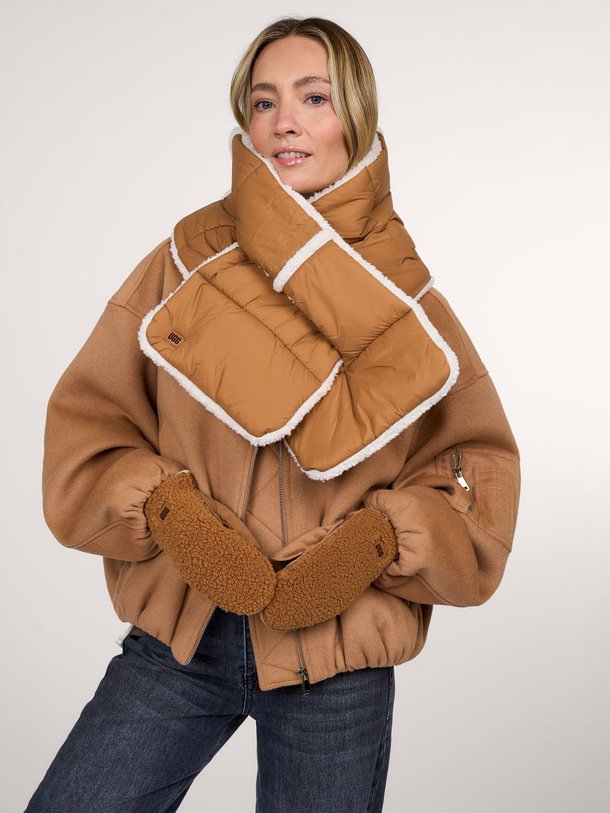 Ontdek de Gewatteerde teddy sjaal van Ugg in de kleur cognac bij Orangebag. Op werkdagen voor 21:45 besteld, morgen in huis.