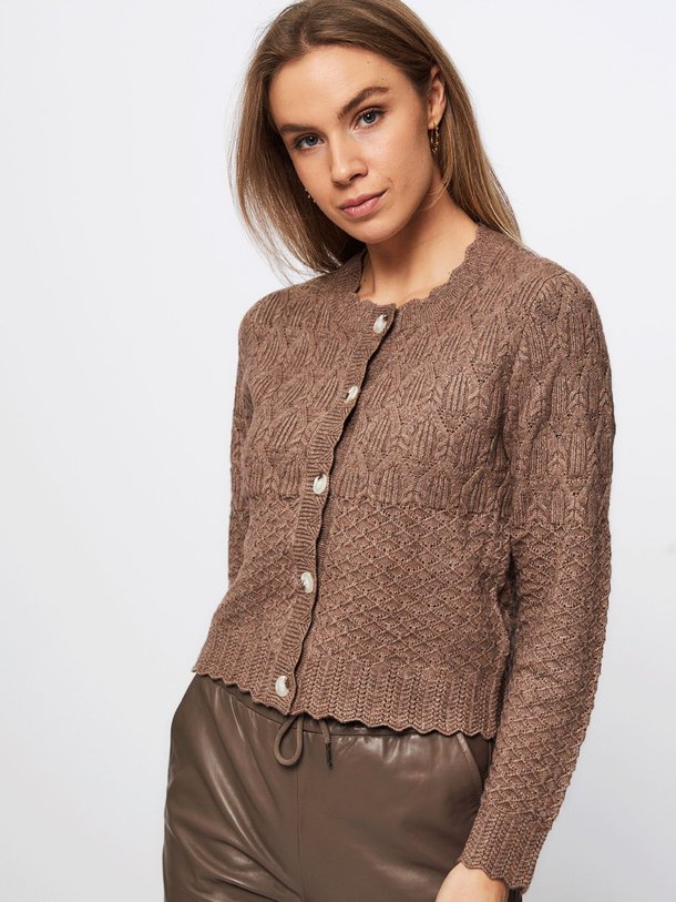 Ontdek de Pointelle gebreid vest met dessin van Co'Couture in de kleur bruin bij Orangebag. Op werkdagen voor 21:45 besteld, morgen in huis.