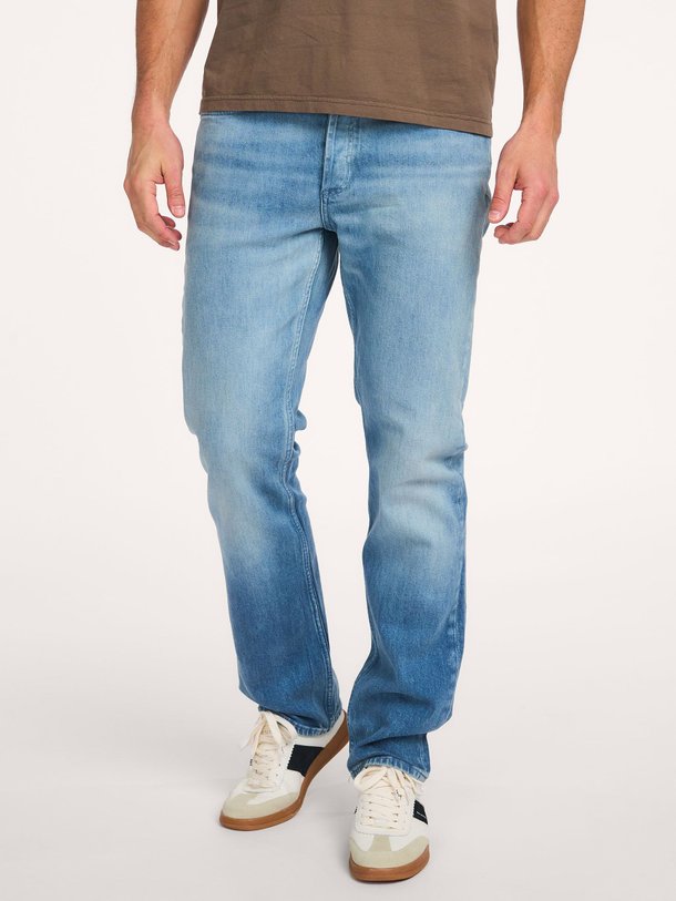 Ontdek de Ridge regular waist straight fit jeans van Denham in de kleur Blauw bij Orangebag. Op werkdagen voor 21:45 besteld, morgen in huis.