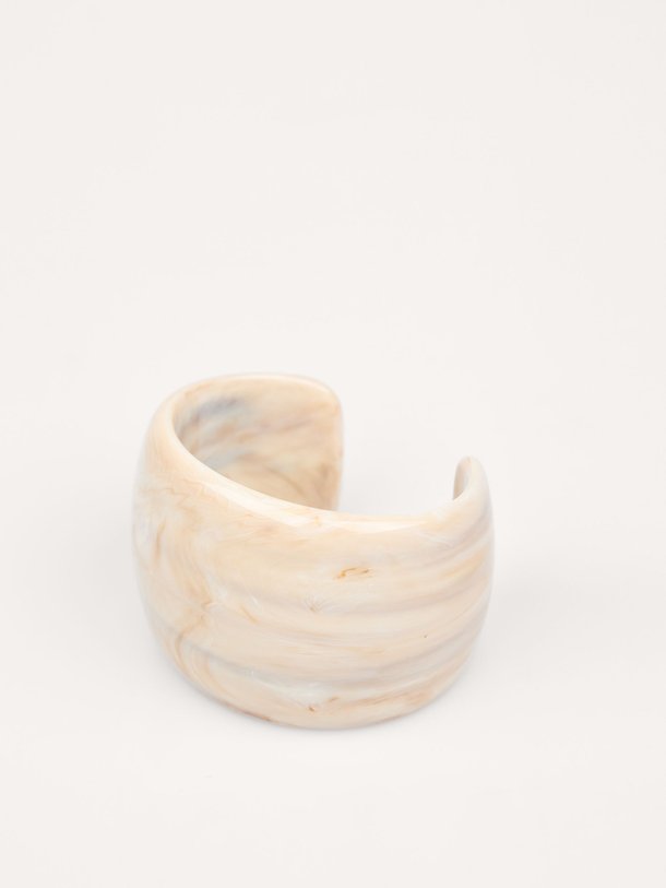 Ontdek de Ambrito gemêleerde armband van hars van Sessun in de kleur Ecru bij Orangebag. Op werkdagen voor 21:45 besteld, morgen in huis.