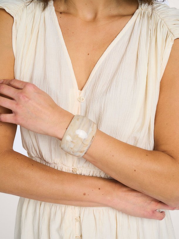 Ontdek de Ambrito gemêleerde armband van hars van Sessun in de kleur Ecru bij Orangebag. Op werkdagen voor 21:45 besteld, morgen in huis.