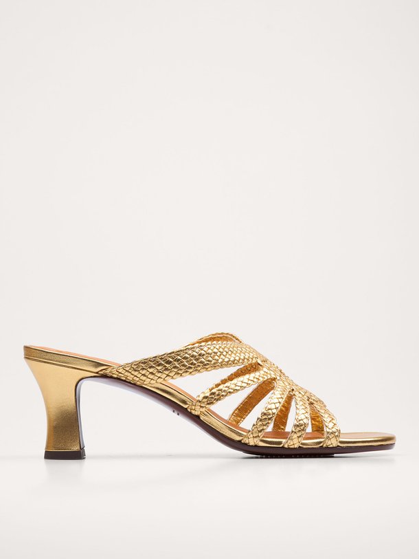 Ontdek de Nalya lederen metallic muiltjes van Chie Mihara in de kleur goudkleur bij Orangebag. Op werkdagen voor 21:45 besteld, morgen in huis.