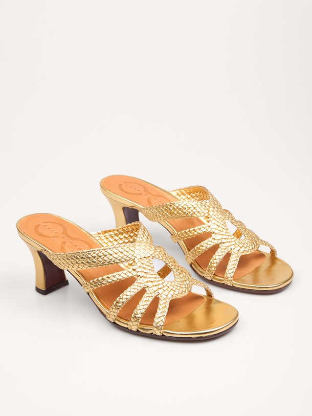 Ontdek de Nalya lederen metallic muiltjes van Chie Mihara in de kleur goudkleur bij Orangebag. Op werkdagen voor 21:45 besteld, morgen in huis.