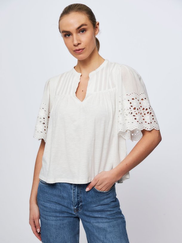 Ontdek de Salome katoenen top van Ruby Tuesday in de kleur wit bij Orangebag. Op werkdagen voor 21:45 besteld, morgen in huis.