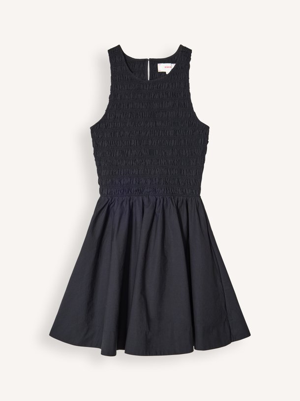 Ontdek de zwarte Xirena Florie Dress bij Orangebag. Een tijdloze katoenen jurk met gesmokt lijfje en zwierige rok. Perfect voor zonnige dagen en vakanties.