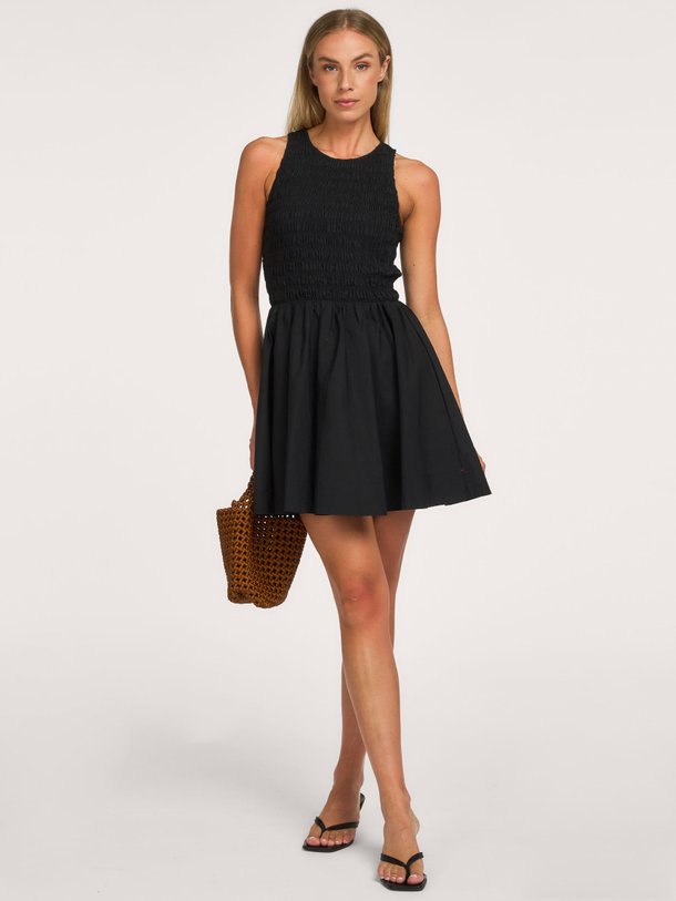 Ontdek de zwarte Xirena Florie Dress bij Orangebag. Een tijdloze katoenen jurk met gesmokt lijfje en zwierige rok. Perfect voor zonnige dagen en vakanties.