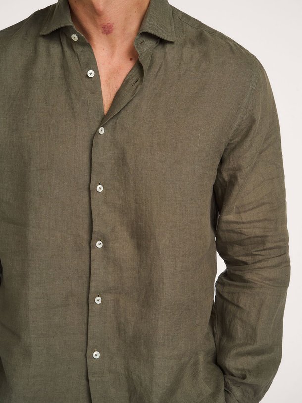 Ontdek de Camicia linnen overhemd van Xacus in de kleur Olijfgroen bij Orangebag. Op werkdagen voor 21:45 besteld, morgen in huis.