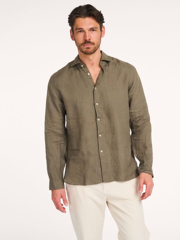 Ontdek de Camicia linnen overhemd van Xacus in de kleur Olijfgroen bij Orangebag. Op werkdagen voor 21:45 besteld, morgen in huis.