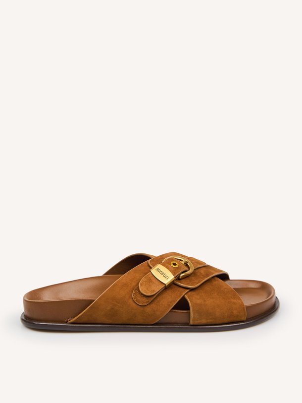 Ontdek de Remus suède slippers van Sessun in de kleur Bruin bij Orangebag. Op werkdagen voor 21:45 besteld, morgen in huis.