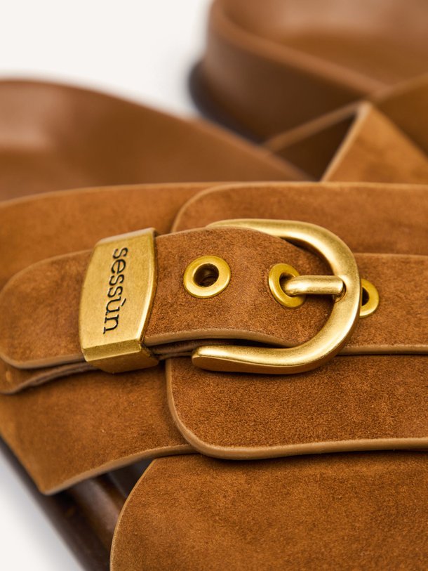 Ontdek de Remus suède slippers van Sessun in de kleur Bruin bij Orangebag. Op werkdagen voor 21:45 besteld, morgen in huis.