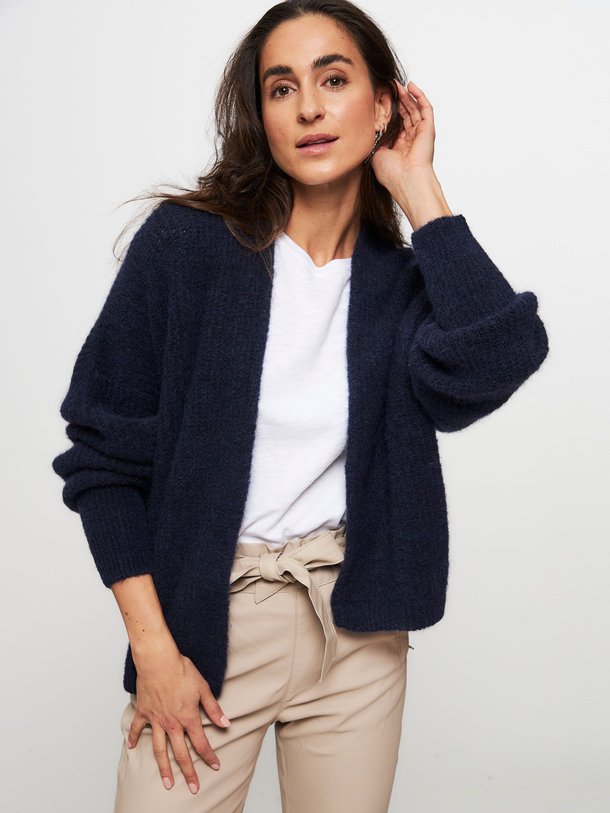 Ontdek de East alpacamix vest van American Vintage in de kleur donkerblauw bij Orangebag. Op werkdagen voor 21:45 besteld, morgen in huis.