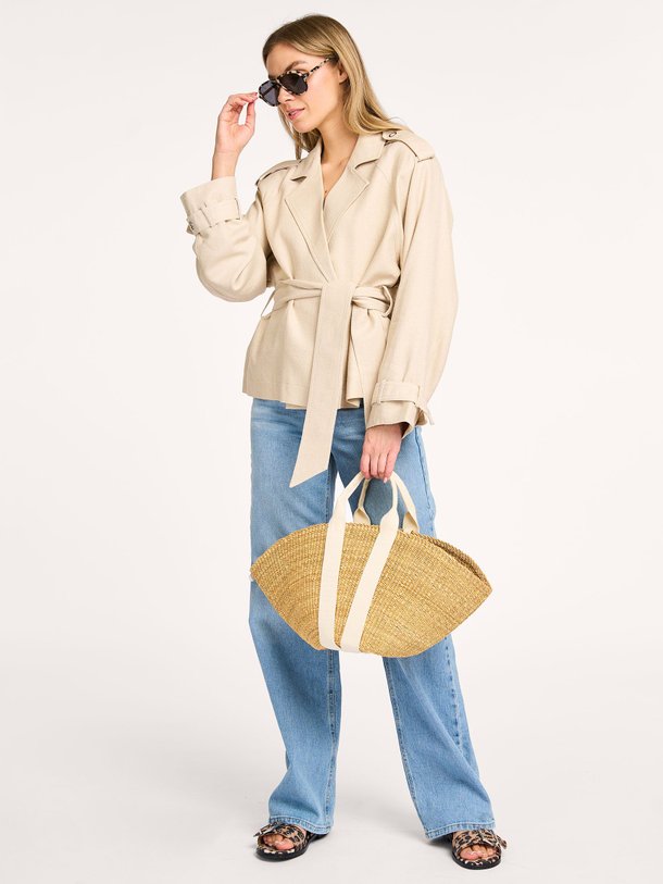 Ontdek de Estivo viscosemix mantel van Second Female in de kleur zand bij Orangebag. Op werkdagen voor 21:45 besteld, morgen in huis.