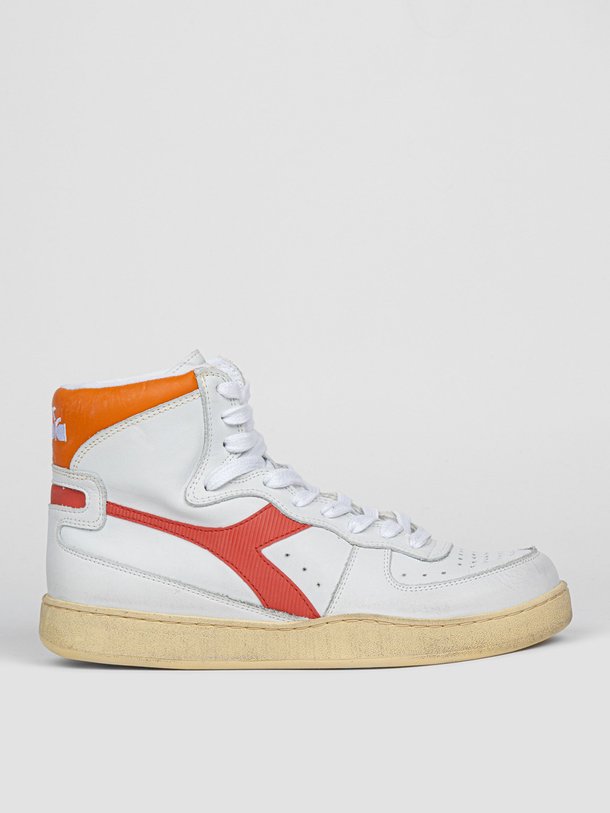 Ontdek de MI Basket lederen hoge sneakers van Diadora in de kleur koraal bij Orangebag. Op werkdagen voor 21:45 besteld, morgen in huis.