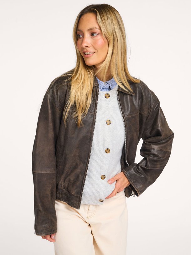 Ontdek de Salmon lederen jack van Modstrom in de kleur Donkerbruin bij Orangebag. Op werkdagen voor 21:45 besteld, morgen in huis.