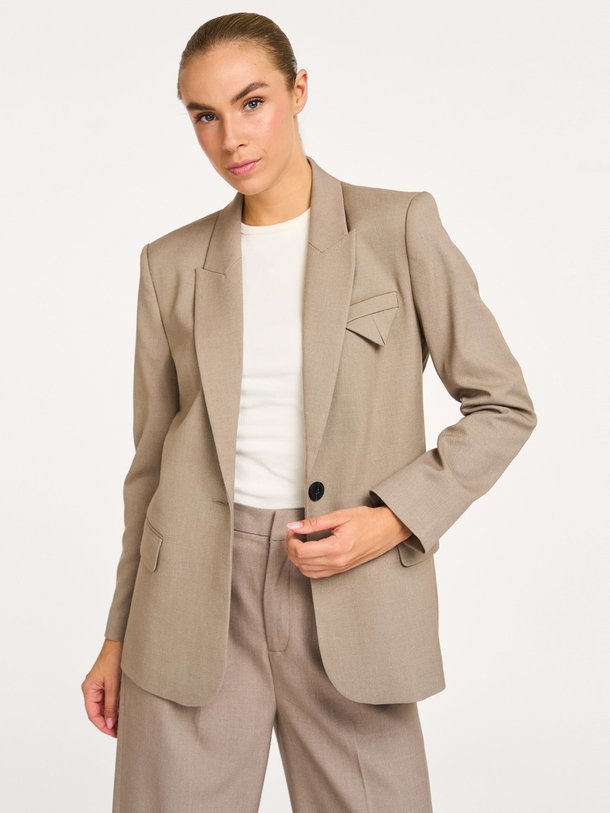 Ontdek de Tailor viscosemix blazer van Copenhagen Muse in de kleur bruingrijs bij Orangebag. Op werkdagen voor 21:45 besteld, morgen in huis.