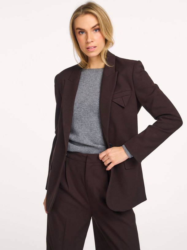 Ontdek de Tailor viscosemix blazer van Copenhagen Muse in de kleur donkerbruin bij Orangebag. Op werkdagen voor 21:45 besteld, morgen in huis.