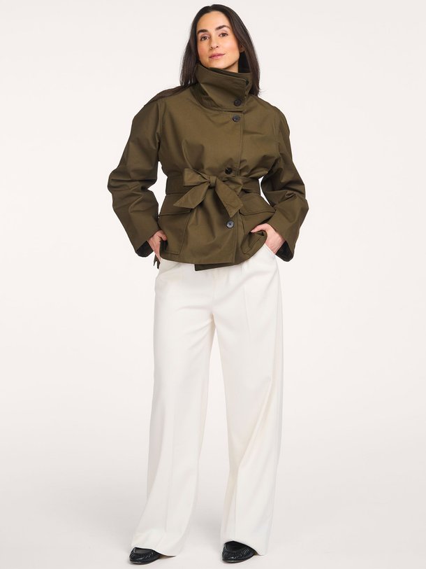 Ontdek de Sagia organic cottonmix trenchcoat van Samsoe Samsoe in de kleur Army bij Orangebag. Op werkdagen voor 21:45 besteld, morgen in huis.