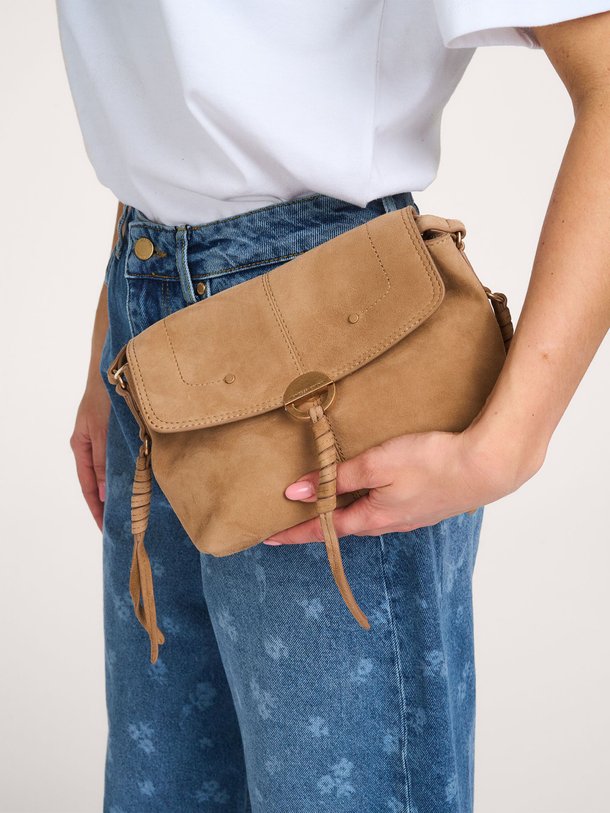Ontdek de Suède crossbody tas van Vanessa Bruno in de kleur Zand bij Orangebag. Op werkdagen voor 21:45 besteld, morgen in huis.