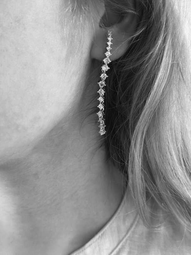 Ontdek de Zilveren oorhangers met strass van Ellen Beekmans in de kleur Zilverkleur bij Orangebag. Op werkdagen voor 21:45 besteld, morgen in huis.