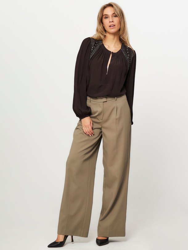 Ontdek de Zvi viscose top met applicaties van Dante 6 in de kleur donkerbruin bij Orangebag. Op werkdagen voor 21:45 besteld, morgen in huis.