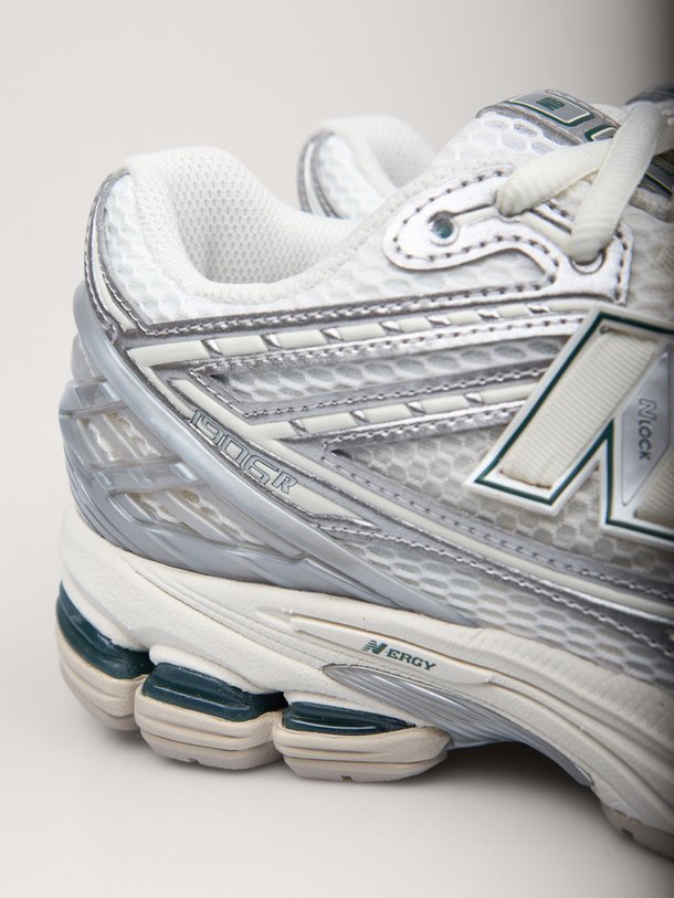 Ontdek de M1906 metallic mesh sneakers van New Balance in de kleur zilverkleur bij Orangebag. Op werkdagen voor 21:45 besteld, morgen in huis.
