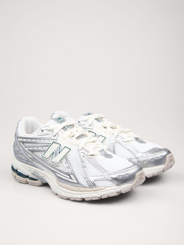 Ontdek de M1906 metallic mesh sneakers van New Balance in de kleur zilverkleur bij Orangebag. Op werkdagen voor 21:45 besteld, morgen in huis.