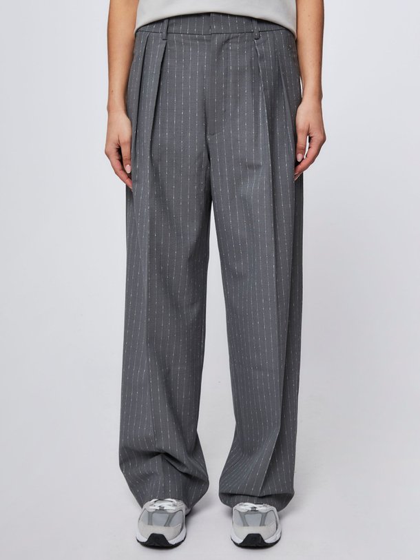 Ontdek de Ashley wolmix wide leg pantalon met krijtstreep van Graumann in de kleur grijs bij Orangebag. Op werkdagen voor 21:45 besteld, morgen in huis.