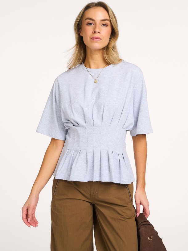 Ontdek de Inez katoenmix top van Gestuz in de kleur Lichtgrijs bij Orangebag. Op werkdagen voor 21:45 besteld, morgen in huis.