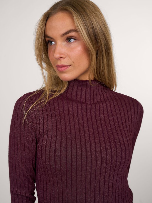 Ontdek de K200 Organic cottonmix rib top met lurex van Majestic Filatures in de kleur aubergine bij Orangebag. Op werkdagen voor 21:45 besteld, morgen in huis.