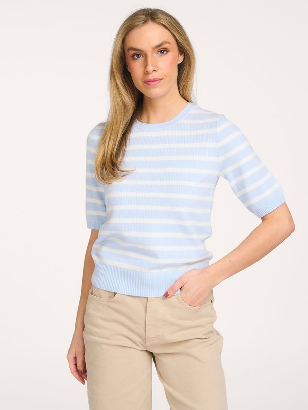 Ontdek de Wolmix gestreepte trui van Yaya in de kleur Lichtblauw bij Orangebag. Op werkdagen voor 21:45 besteld, morgen in huis.