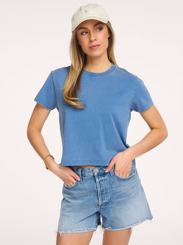 Ontdek de Organic cotton cropped T-shirt van Colorful Standard in de kleur Blauw bij Orangebag. Op werkdagen voor 21:45 besteld, morgen in huis.