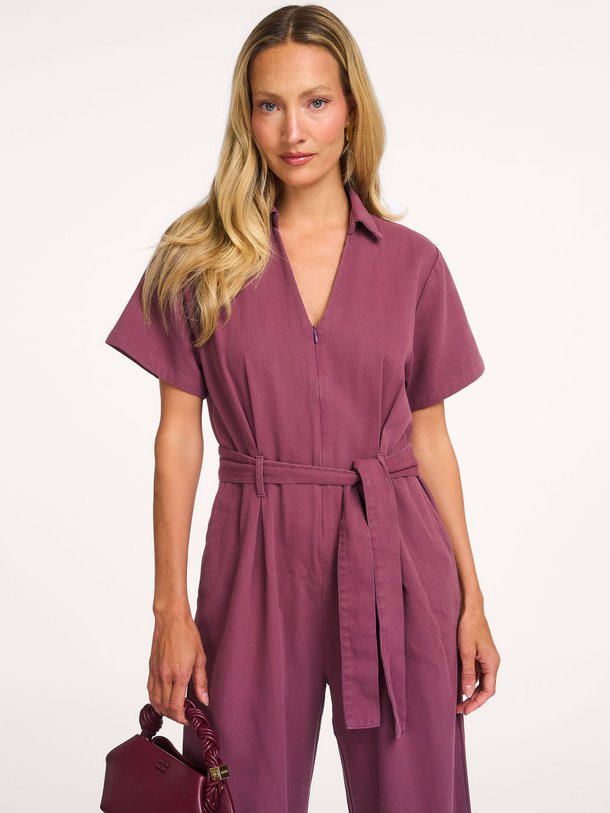 Ontdek de Valle denim jumpsuit van Modstrom in de kleur Donkerpaars bij Orangebag. Op werkdagen voor 21:45 besteld, morgen in huis.