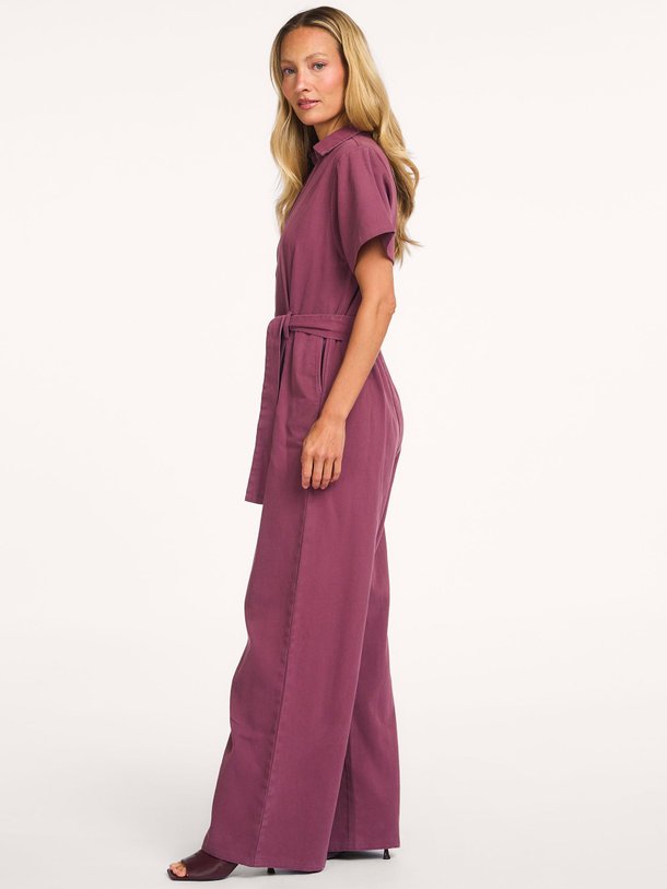 Ontdek de Valle denim jumpsuit van Modstrom in de kleur Donkerpaars bij Orangebag. Op werkdagen voor 21:45 besteld, morgen in huis.