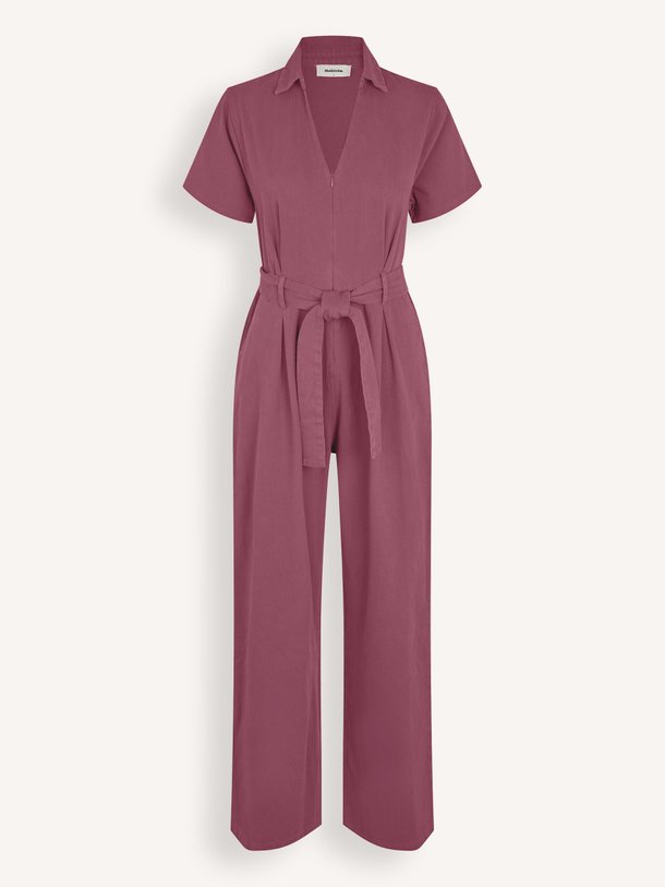 Ontdek de Valle denim jumpsuit van Modstrom in de kleur Donkerpaars bij Orangebag. Op werkdagen voor 21:45 besteld, morgen in huis.