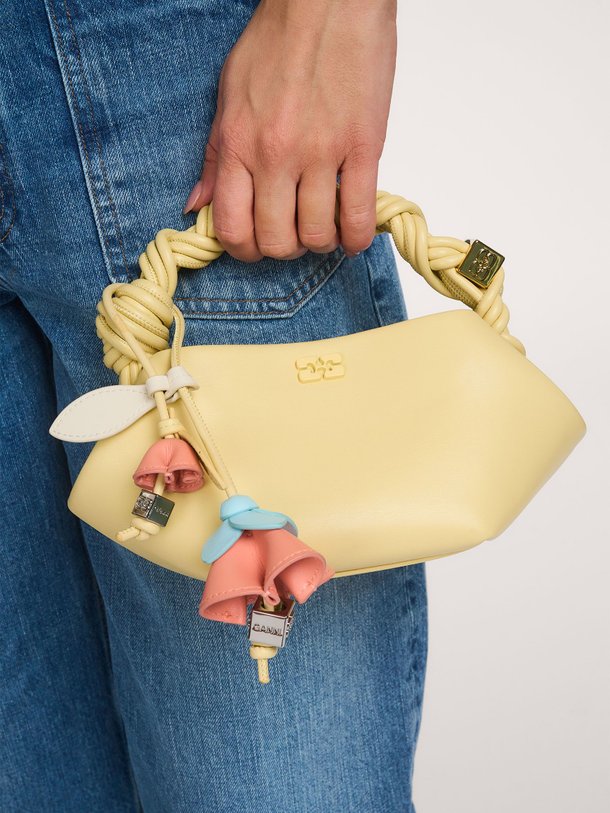 Ontdek de Flower Recycled Leather Bag Charm van Ganni bij Orangebag. Op werkdagen voor 21:45 besteld, morgen in huis.