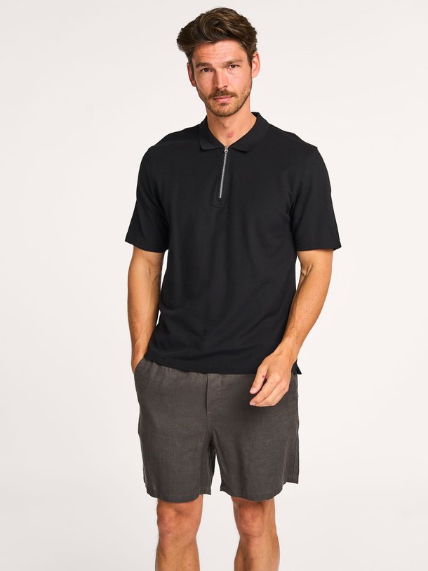 Ontdek de Samac organic cotton piqué polo van Samsoe Samsoe in de kleur zwart bij Orangebag. Op werkdagen voor 21:45 besteld, morgen in huis.