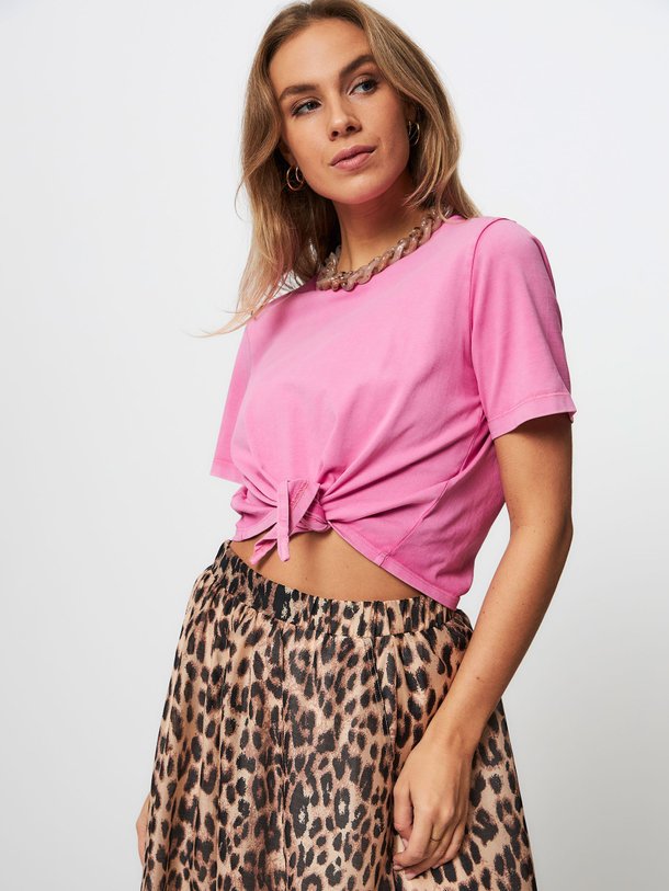 Ontdek de Jolena organic cotton T-shirt van Baum und Pferdgarten in de kleur roze bij Orangebag. Op werkdagen voor 21:45 besteld, morgen in huis.