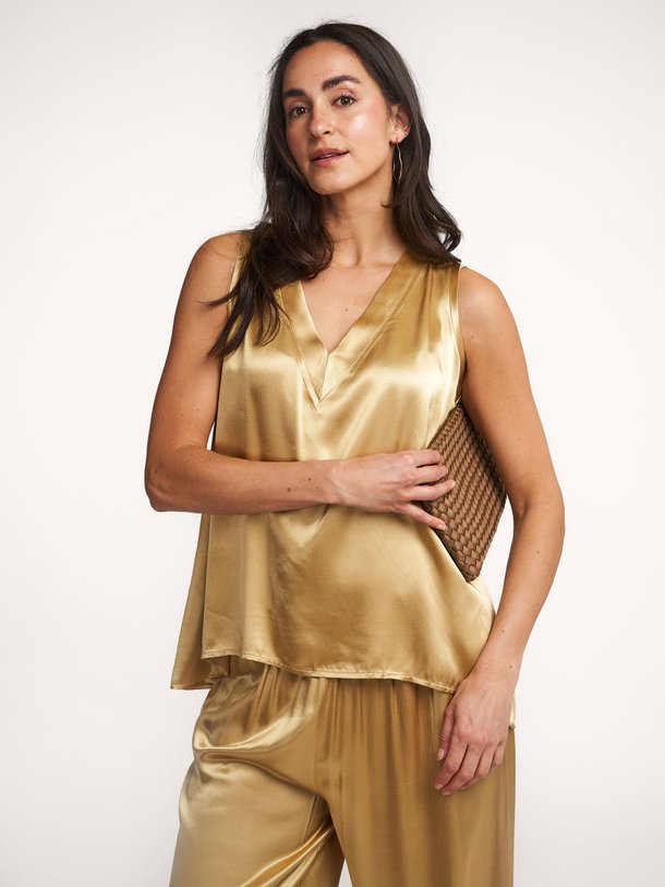 Ontdek de Viscose glanzende top van Greek Archaic Kori in de kleur goudkleur bij Orangebag. Op werkdagen voor 21:45 besteld, morgen in huis.