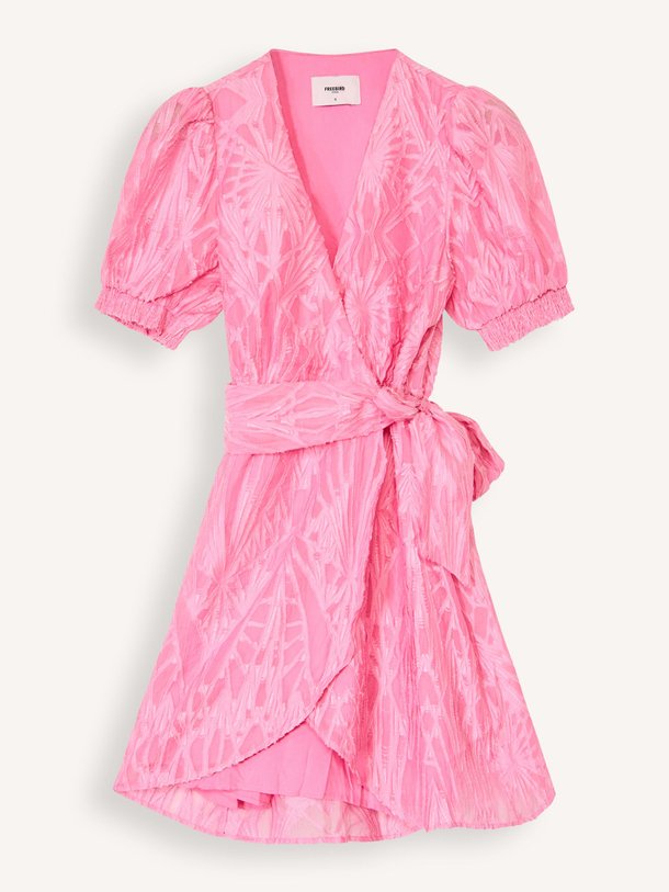 Ontdek de Blossom geweven overslagjurk met dessin van Freebird in de kleur roze bij Orangebag. Op werkdagen voor 21:45 besteld, morgen in huis.