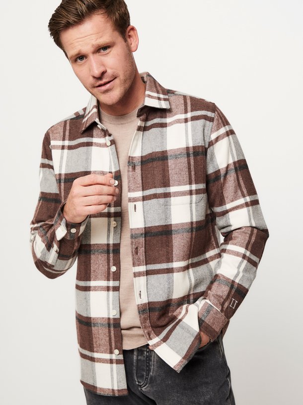 Ontdek de Jeremy katoenen overhemd met geruit dessin van Les Deux in de kleur bruin bij Orangebag. Op werkdagen voor 21:45 besteld, morgen in huis.