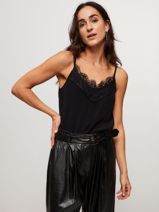 Ontdek de Viscose top van Tommy Hilfiger in de kleur zwart bij Orangebag. Op werkdagen voor 21:45 besteld, morgen in huis.