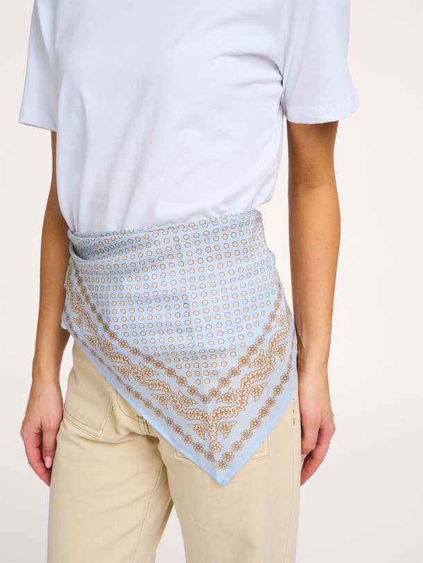 Ontdek de Karen zijden sjaal van Sofie Schnoor in de kleur Lichtblauw bij Orangebag. Op werkdagen voor 21:45 besteld, morgen in huis.