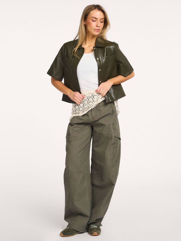 Ontdek de Gitt leatherlook blouse van Co'Couture in de kleur Donkergroen bij Orangebag. Op werkdagen voor 21:45 besteld, morgen in huis.