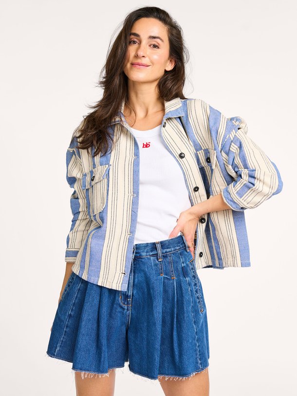 Ontdek de Parrish katoenmix overshirt van Bellerose in de kleur blauw bij Orangebag. Op werkdagen voor 21:45 besteld, morgen in huis.