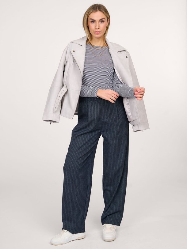 Ontdek de Tuba organic cotton gestreepte longsleeve van Mads Norgaard in de kleur donkerblauw bij Orangebag. Op werkdagen voor 21:45 besteld, morgen in huis.