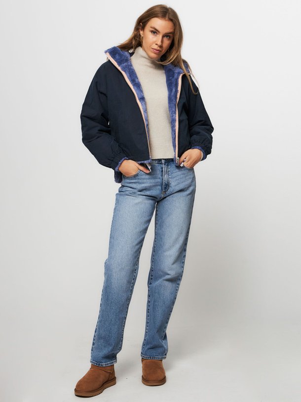 Ontdek de Loud katoenmix reversible fake fur jack van Bellerose in de kleur donkerblauw bij Orangebag. Op werkdagen voor 21:45 besteld, morgen in huis.