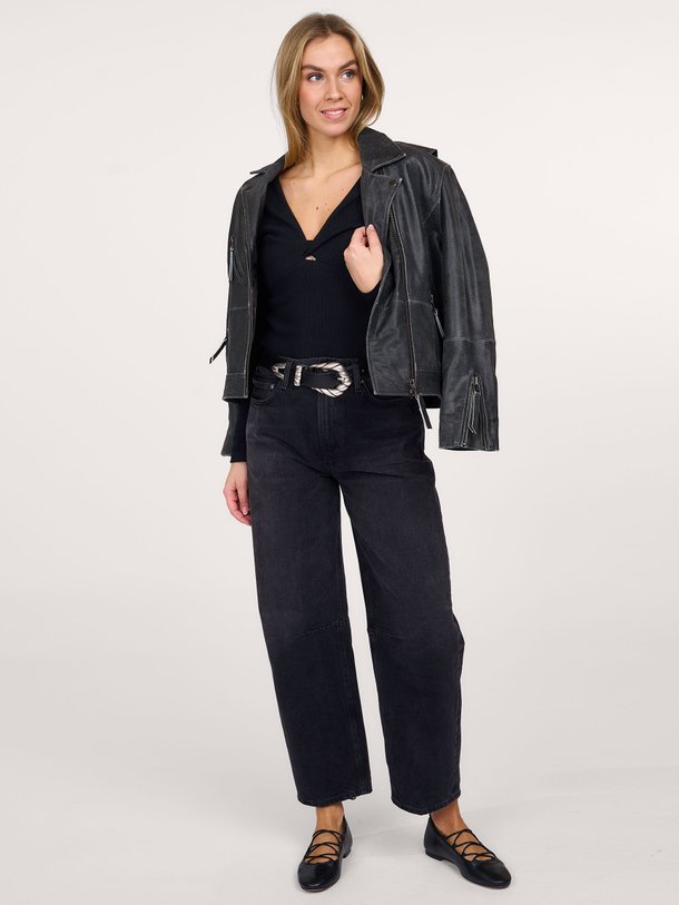 Ontdek de Miro mid waist barrel fit non-stretch jeans van Citizens of Humanity in de kleur zwart bij Orangebag. Op werkdagen voor 21:45 besteld, morgen in huis.