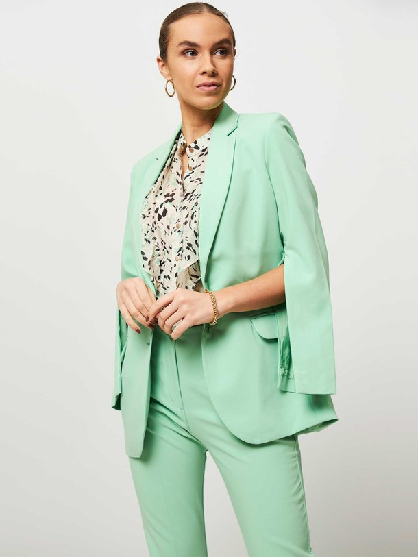 Ontdek de Viscosemix blazer van Summum in de kleur groen bij Orangebag. Op werkdagen voor 21:45 besteld, morgen in huis.